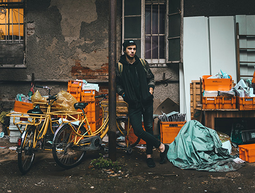 Jeune homme et deux vélos