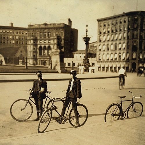 Jeunes à vélo, vielle photo.