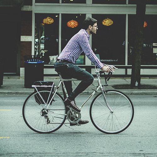 Homme à vélo