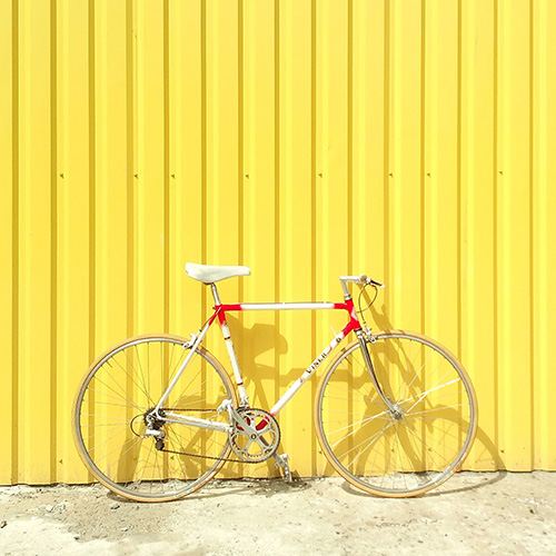 Vélo et mur jaune